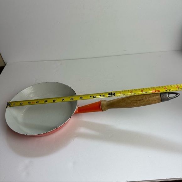 Vintage Le Creuset Cast Iron Enamel #24 ORANGE Skillet Pan & Wooden Handle - Picture 8 of 13
